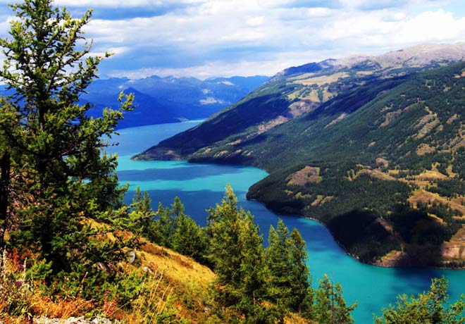 Jezero Kanas obklopené mocnými horami